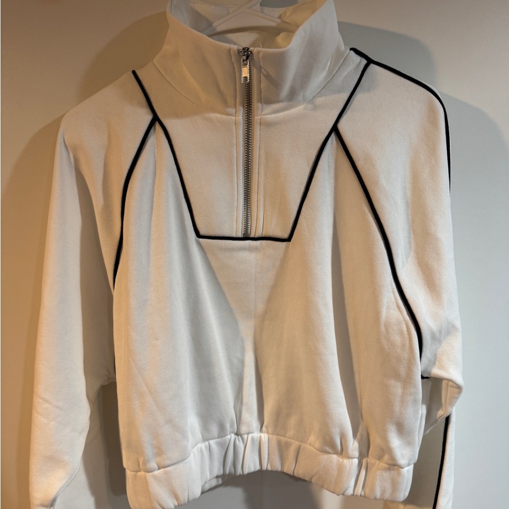 H&M. Short Oversized half zip sweatshirt. 
Size S.